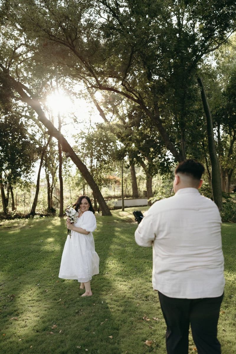 Christian graba a Karla caminando descalza en el jardín